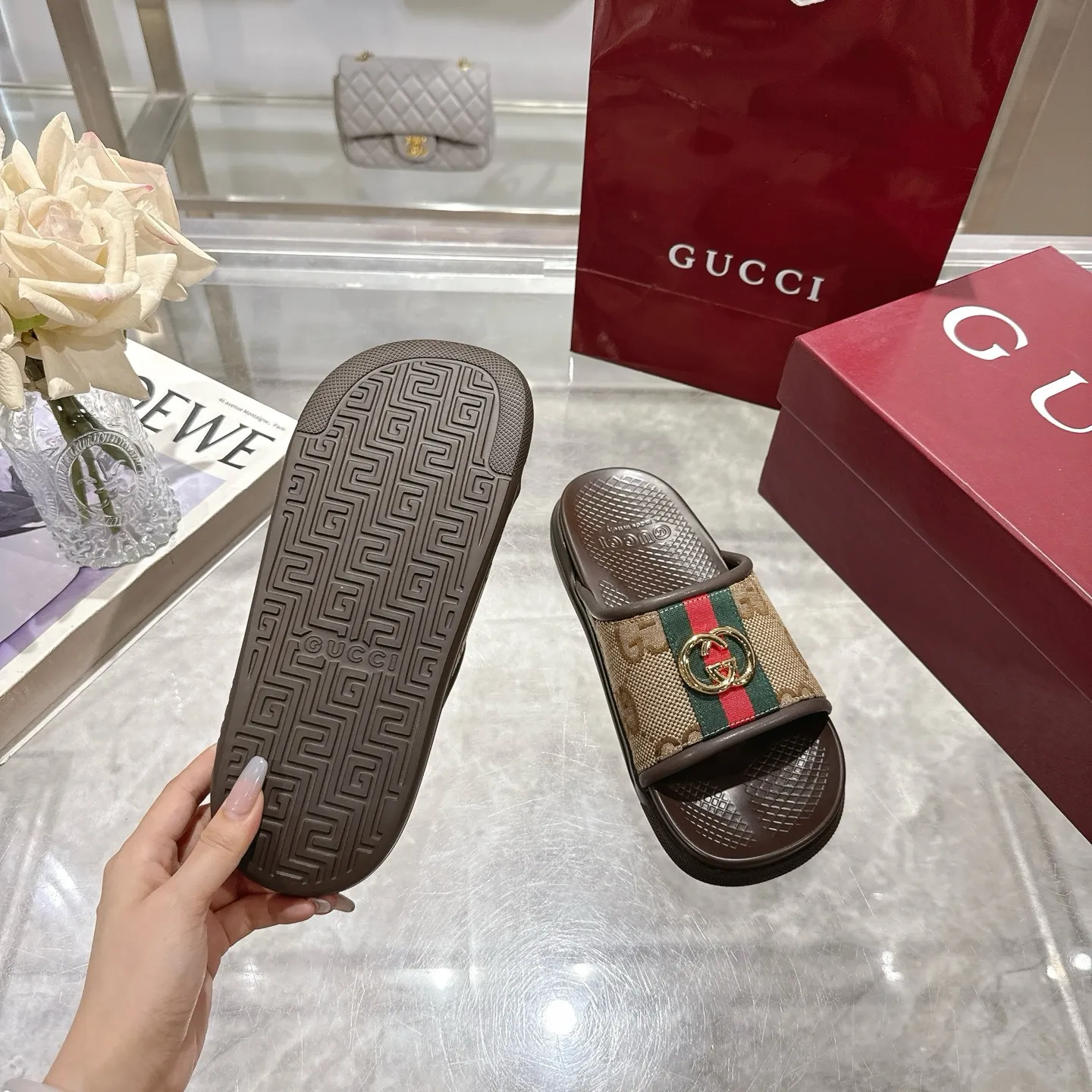 Men's Men's Shoes 💰440🌸🌸New Summer Men's Slip-On Slides This item is inspired by the summer spirit and beach clubs of the Italian coast and is part of Gucci Lido. The Pre-Fall collection reinterprets the brand's signature elements and sophisticated patterns in a contemporary way. Made from black rubber, these flat sandals feature a slip-on design that reinterprets the brand's distinctive green and red web design.  GG Classic Upper Men's Molded Rubber Footbed GG Gold Hardware Logo Flat Made in Italy Size: Men's 40 to 47,